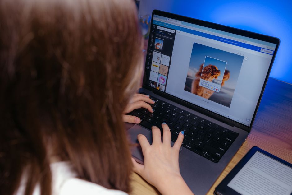 Englisch Sprachkurse: Lehrkraft erklärt Inhalte anhand von Beispielen