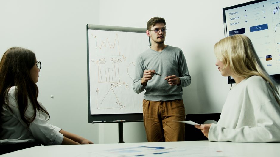 Englisch Sprachkurs: Unterricht mit strukturierten Themen und Übungen